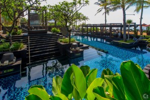 Steps down to the pool